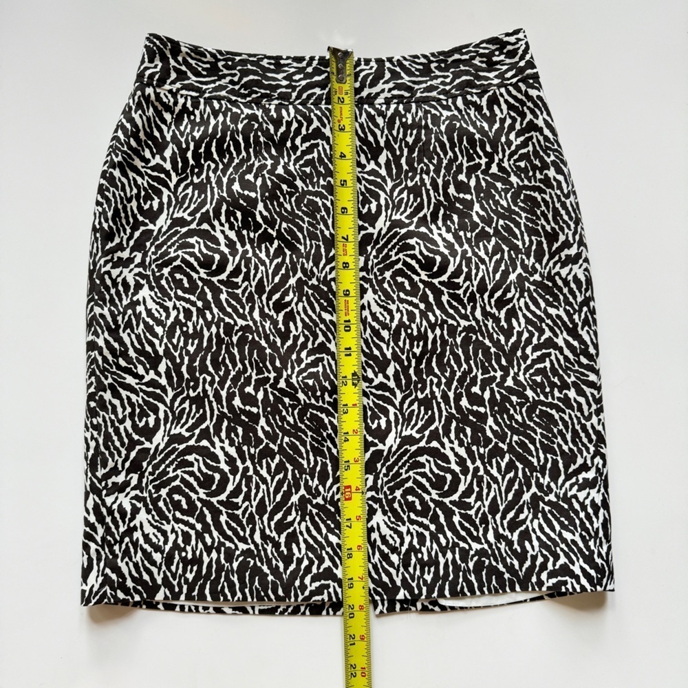 Ann Taylor Loft Petite Swirl Print Shift Skirt in Black & White - Picture 7 of 7